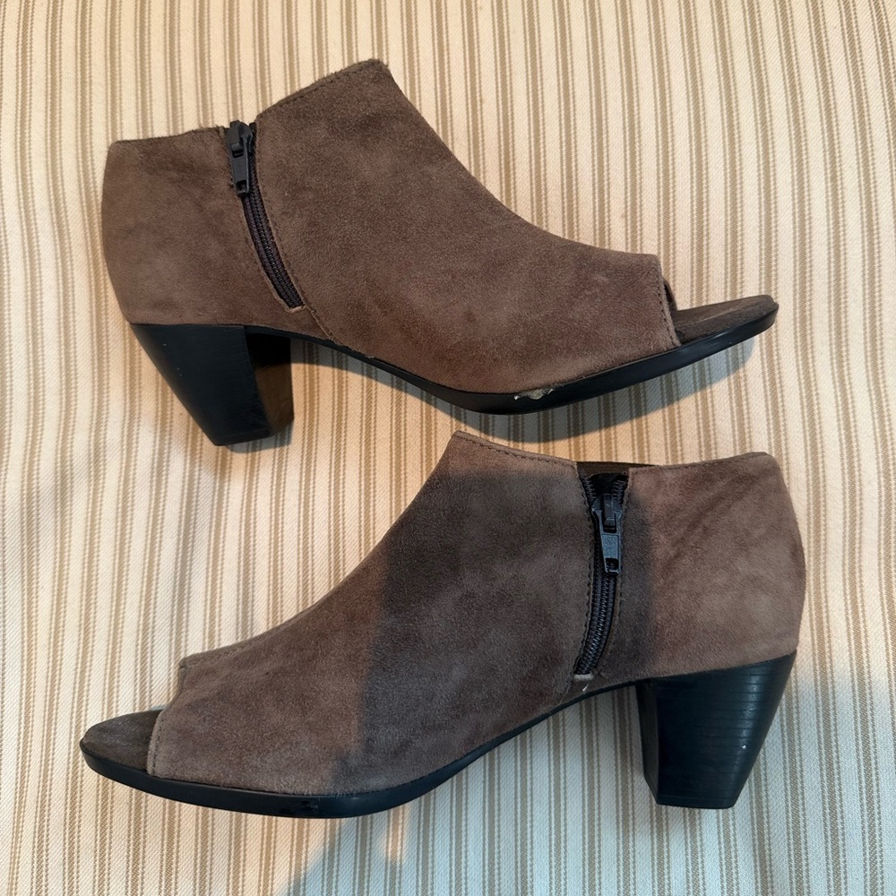 Munro Eve Peep Toe Suede Heels - Picture 2 of 7